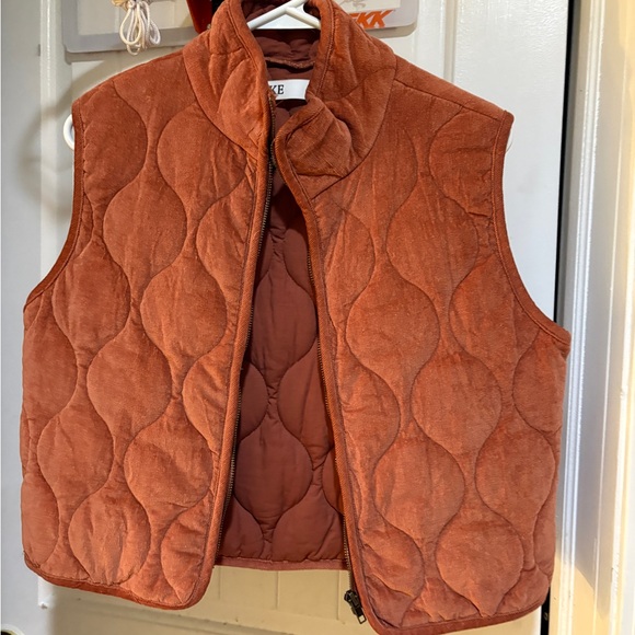 BKE Women's Rust Quilted Sleeveless Vest - Picture 3 of 10